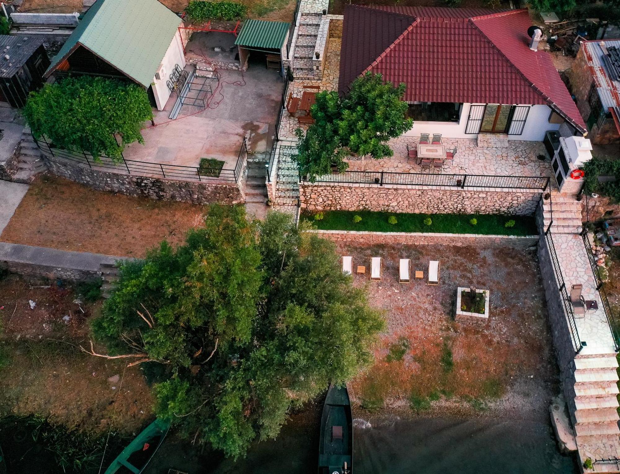 Luxury House Lotos Apartment Golubovci Екстериор снимка